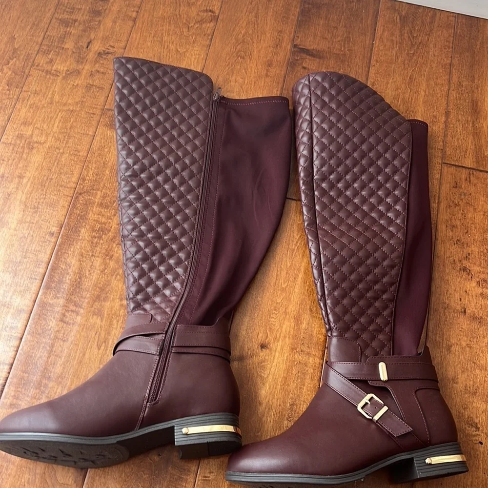 Annabeth Quilted Flat Boots Size 9
